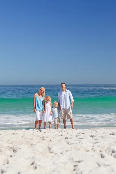 Retrato de una familia en la playa — Foto de Stock