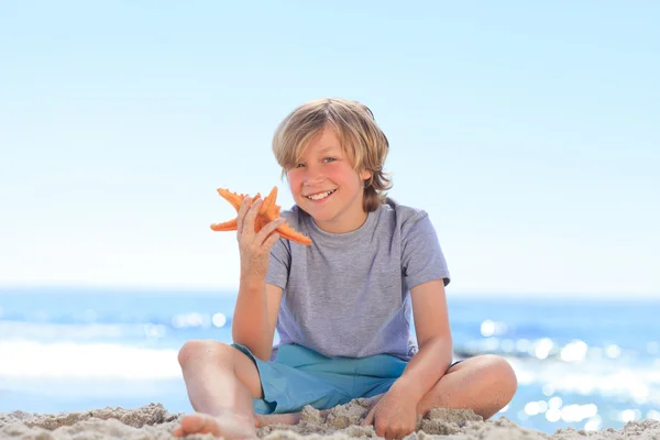 Kleiner Junge mit einem Seestern — Stockfoto