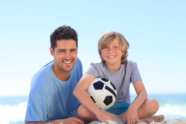 Otec a jeho syn s míčem — Stock fotografie