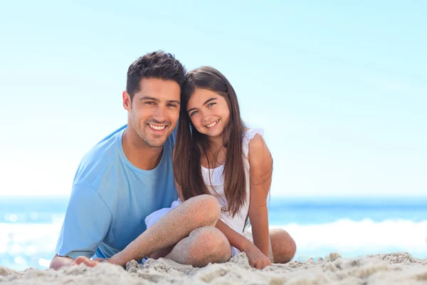 Padre con sua figlia in spiaggia — Foto Stock
