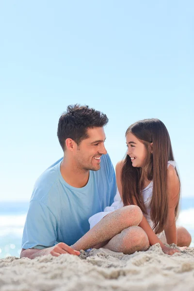 Otec s dcerou na pláži — Stock fotografie