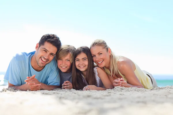 Niños con sus padres en la playa — Foto de Stock