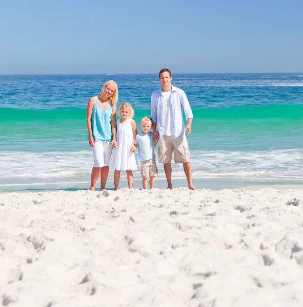 Retrato de uma família na praia — Fotografia de Stock