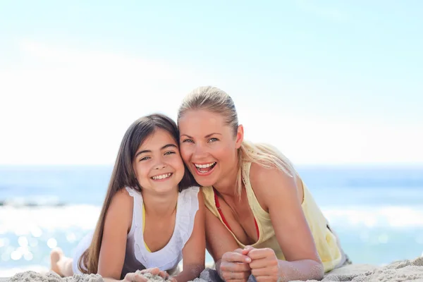Matka s dcerou na pláži — Stock fotografie