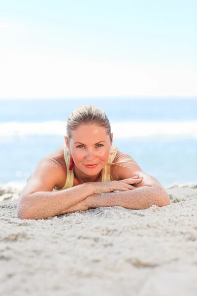 一名女子在沙滩上晒日光浴 — 图库照片