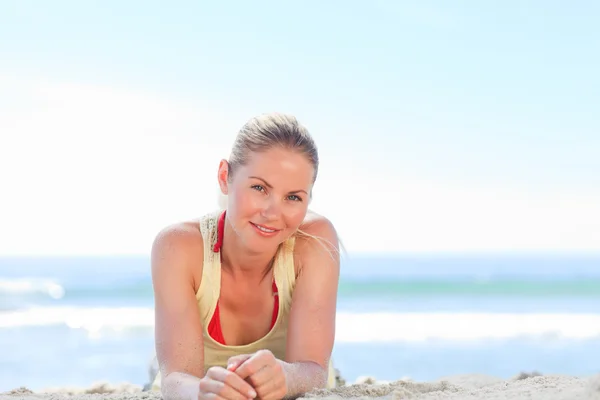 女性のビーチで日光浴 — ストック写真