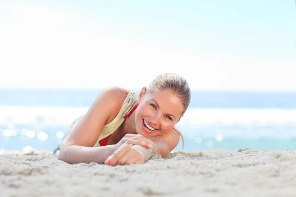 一名女子在沙滩上晒日光浴 — 图库照片