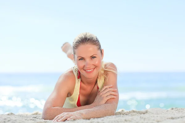 Linda mulher tomando banho de sol na praia — Fotografia de Stock