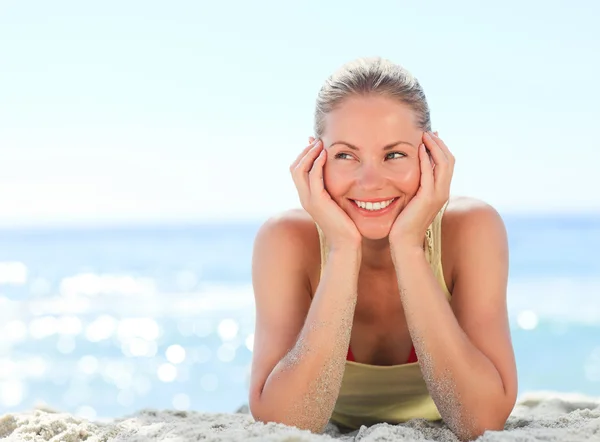 素敵な女性のビーチで日光浴 — ストック写真
