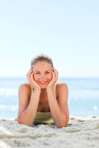 素敵な女性のビーチで日光浴 — ストック写真