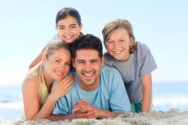 Πορτρέτο του ένα χαμογελαστό οικογενειακές στην παραλία — Φωτογραφία Αρχείου