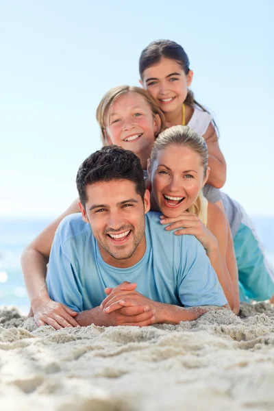 Portrait d'une famille souriante à la plage — Photo