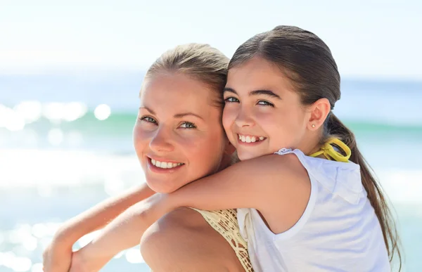 Matka s dcerou přilepí na pláži — Stock fotografie