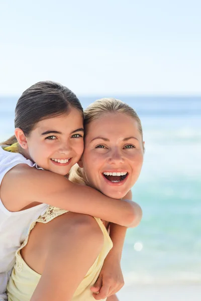 Matka s dcerou přilepí na pláži — Stock fotografie