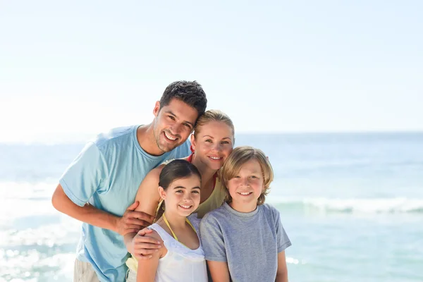 Örömteli családi a strandon — Stock Fotó