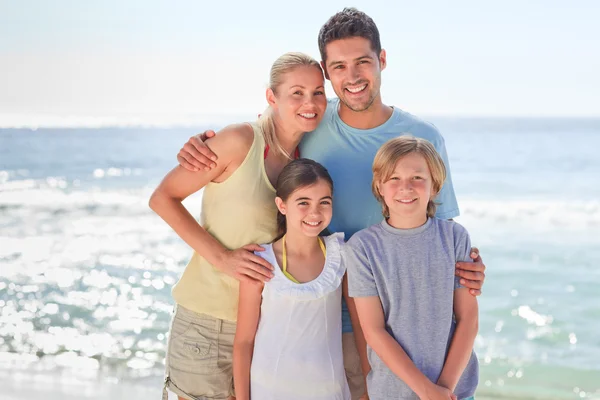 Радостная семья на пляже — стоковое фото