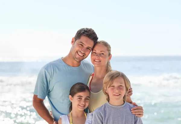 Radosny rodzina na plaży — Zdjęcie stockowe