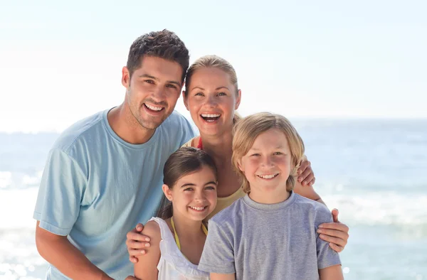 Vrolijke familie op het strand — Stockfoto