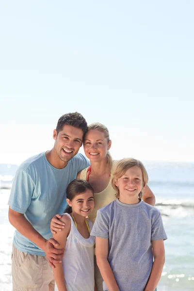 Radostné rodina na pláži — Stock fotografie