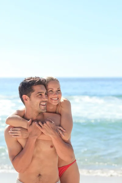 Szczęśliwi kochankowie na plaży — Zdjęcie stockowe