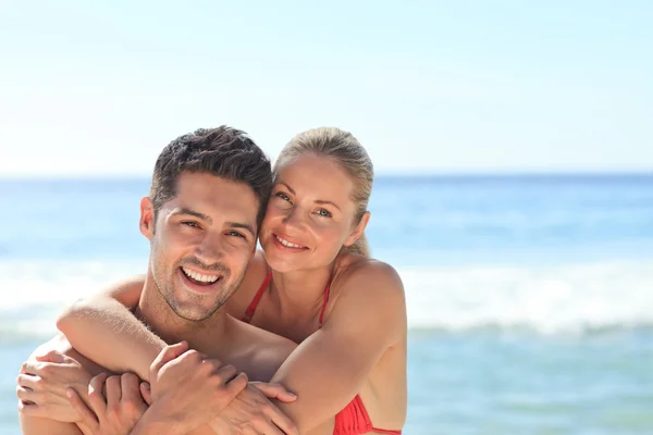 Щасливі коханці на пляжі — стокове фото