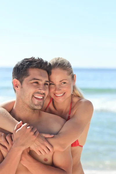 Счастливые влюбленные на пляже — стоковое фото