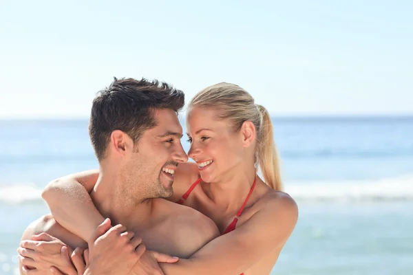 Freudiges Paar am Strand — Stockfoto