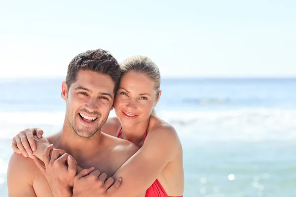 Радостная пара на пляже — стоковое фото