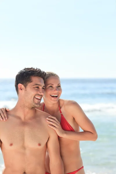 Freudiges Paar am Strand — Stockfoto