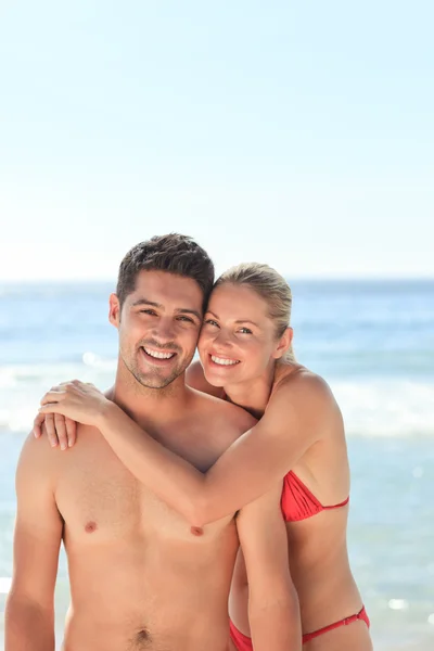 Örömteli pár a strandon — Stock Fotó