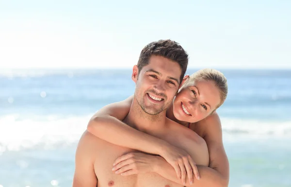 Glada par på stranden — Stockfoto