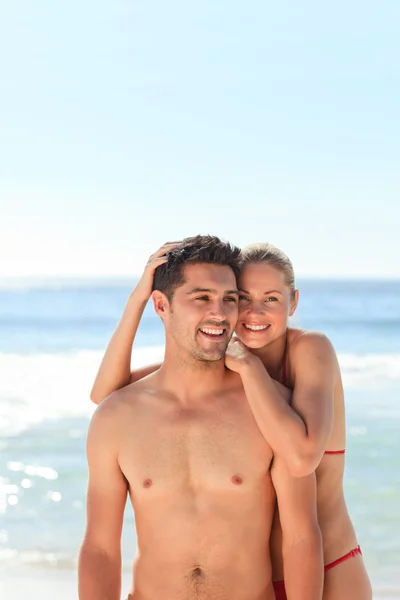 Enamored couple at the beach — Stock Photo, Image