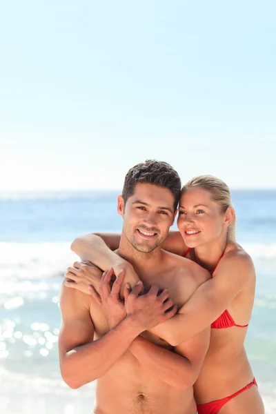 Förälskad par på stranden — Stockfoto