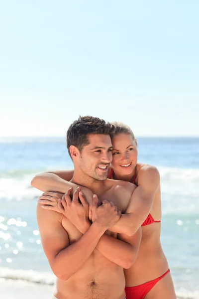 Verliefd paar op het strand — Stockfoto