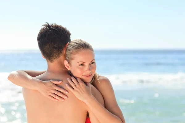 Zamilovaný pár na pláži — Stock fotografie