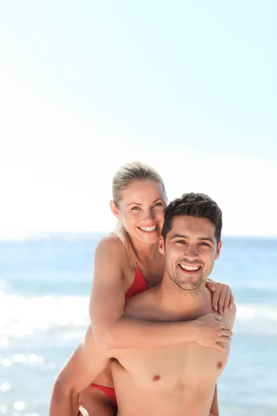 Mooie man met vriendin een piggyback — Stockfoto