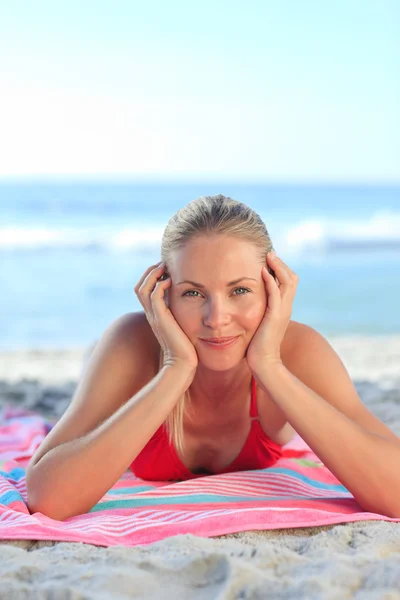 Piękna kobieta leżąca na plaży — Zdjęcie stockowe