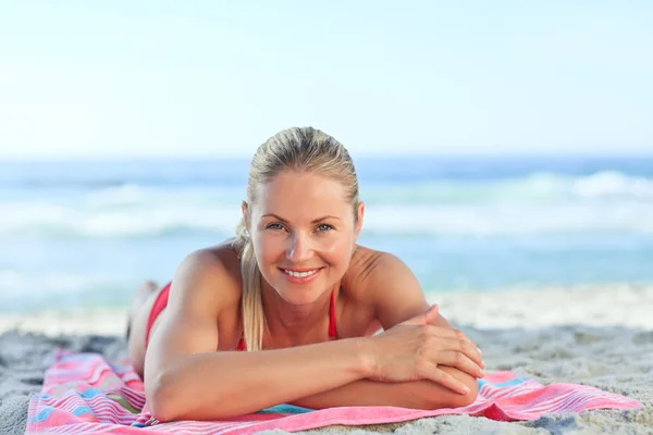 Vacker kvinna som ligger på stranden — Stockfoto