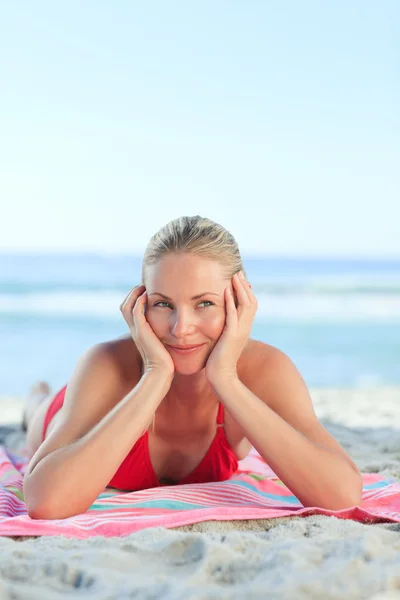 Piękna kobieta leżąca na plaży — Zdjęcie stockowe