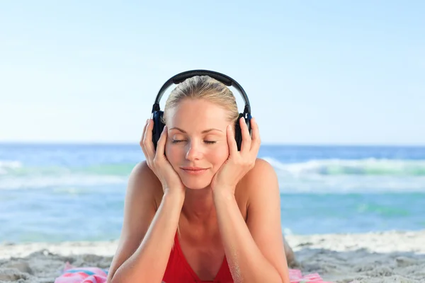 Strahlende Frau hört Musik — Stockfoto