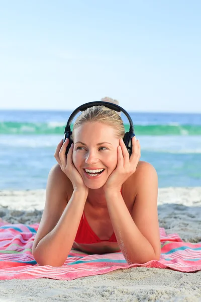 Donna radiosa che ascolta della musica — Foto Stock