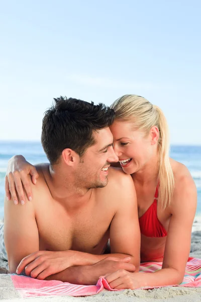 Lovers lying down on the beach — Stock Photo, Image