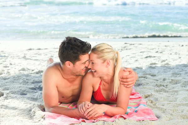 Amantes acostados en la playa —  Fotos de Stock