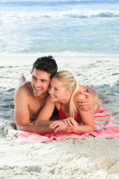Gli amanti sdraiati sulla spiaggia — Foto Stock