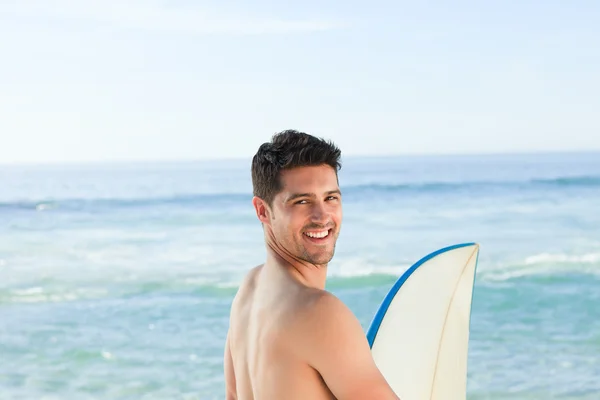 Hombre guapo junto al mar con su tabla de surf —  Fotos de Stock