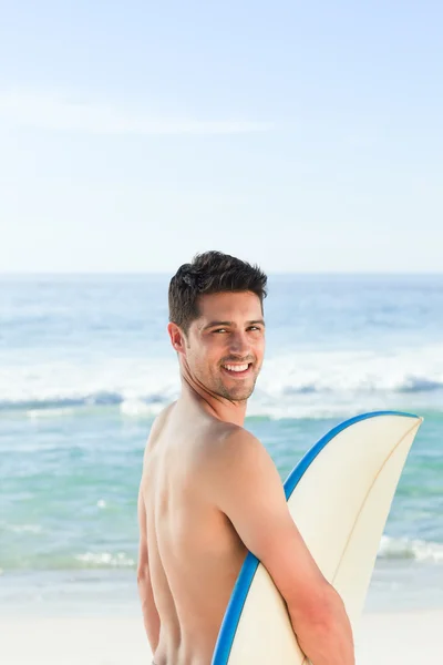 그의 서핑 보드와 함께 바다 옆에 잘생긴 남자 — 스톡 사진