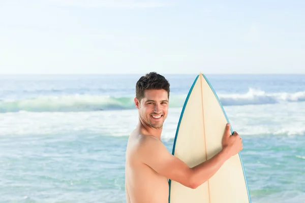 Beau mec au bord de la mer avec sa planche de surf — Photo