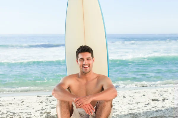Hombre guapo junto al mar con su tabla de surf —  Fotos de Stock