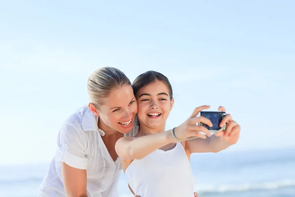 Kleines Mädchen macht ein Foto von sich und ihrer Mutter — Stockfoto