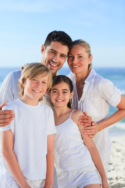 Porträtt av en söt familj på stranden — Stockfoto